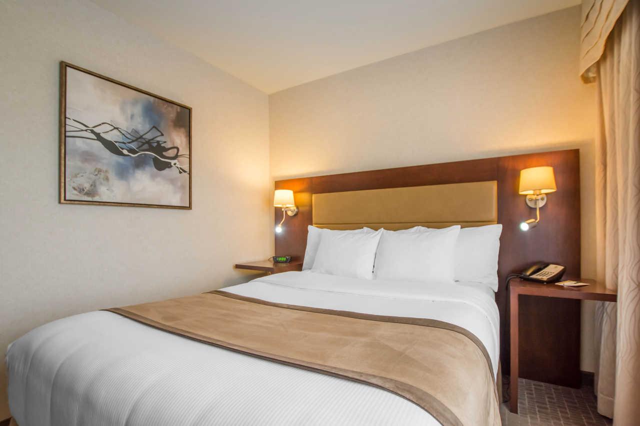 Quality Inn & Suites Val-d'Or Esterno foto