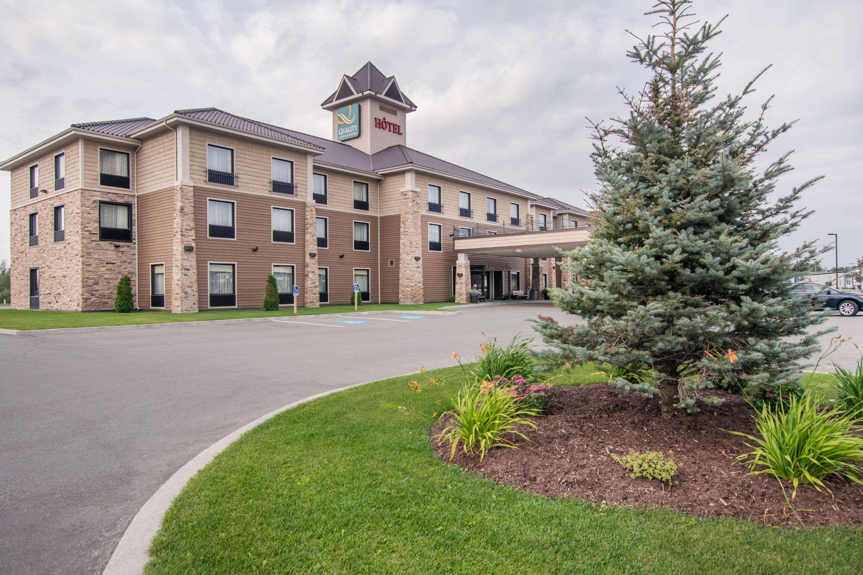 Quality Inn & Suites Val-d'Or Esterno foto