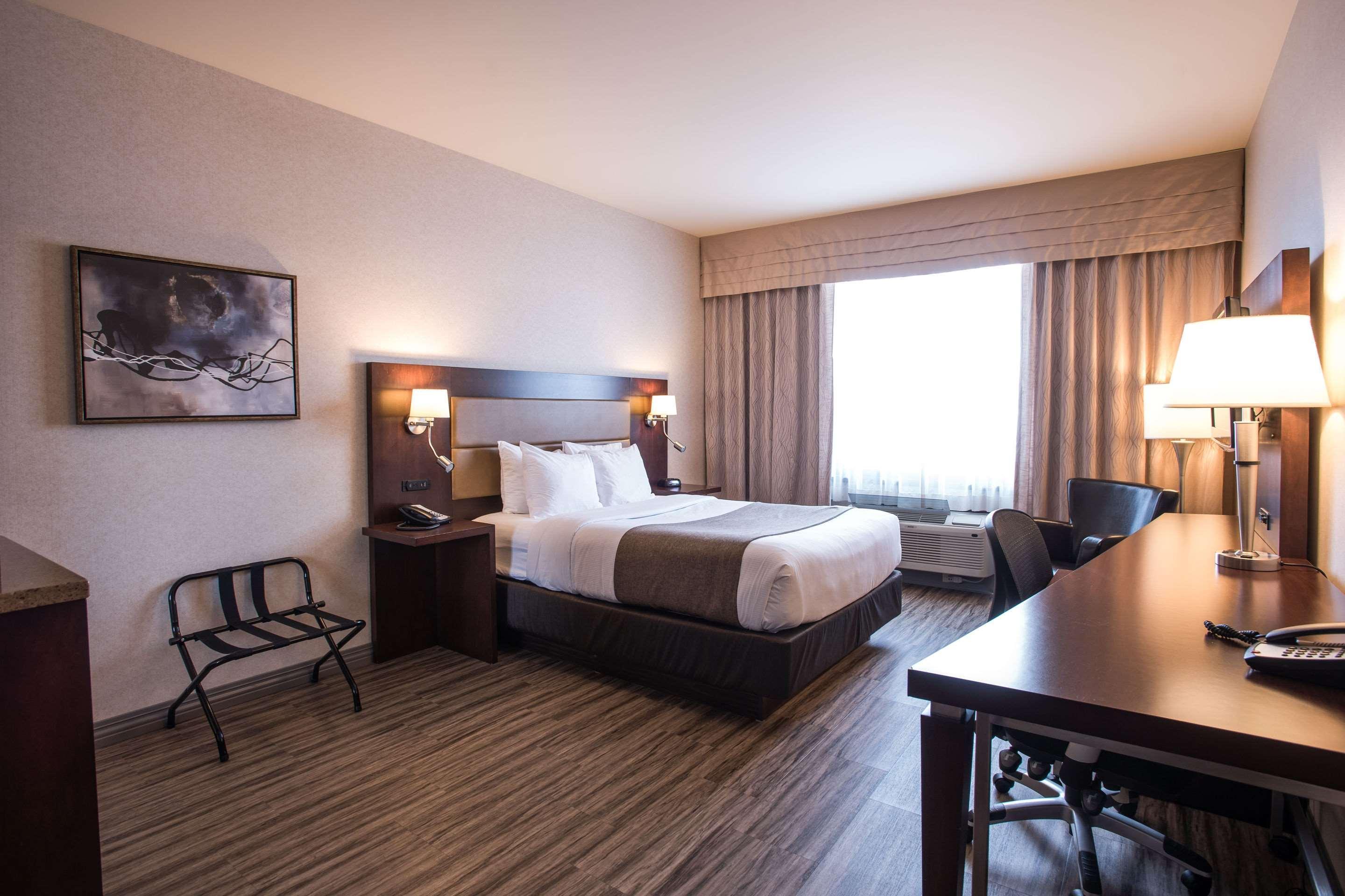 Quality Inn & Suites Val-d'Or Esterno foto