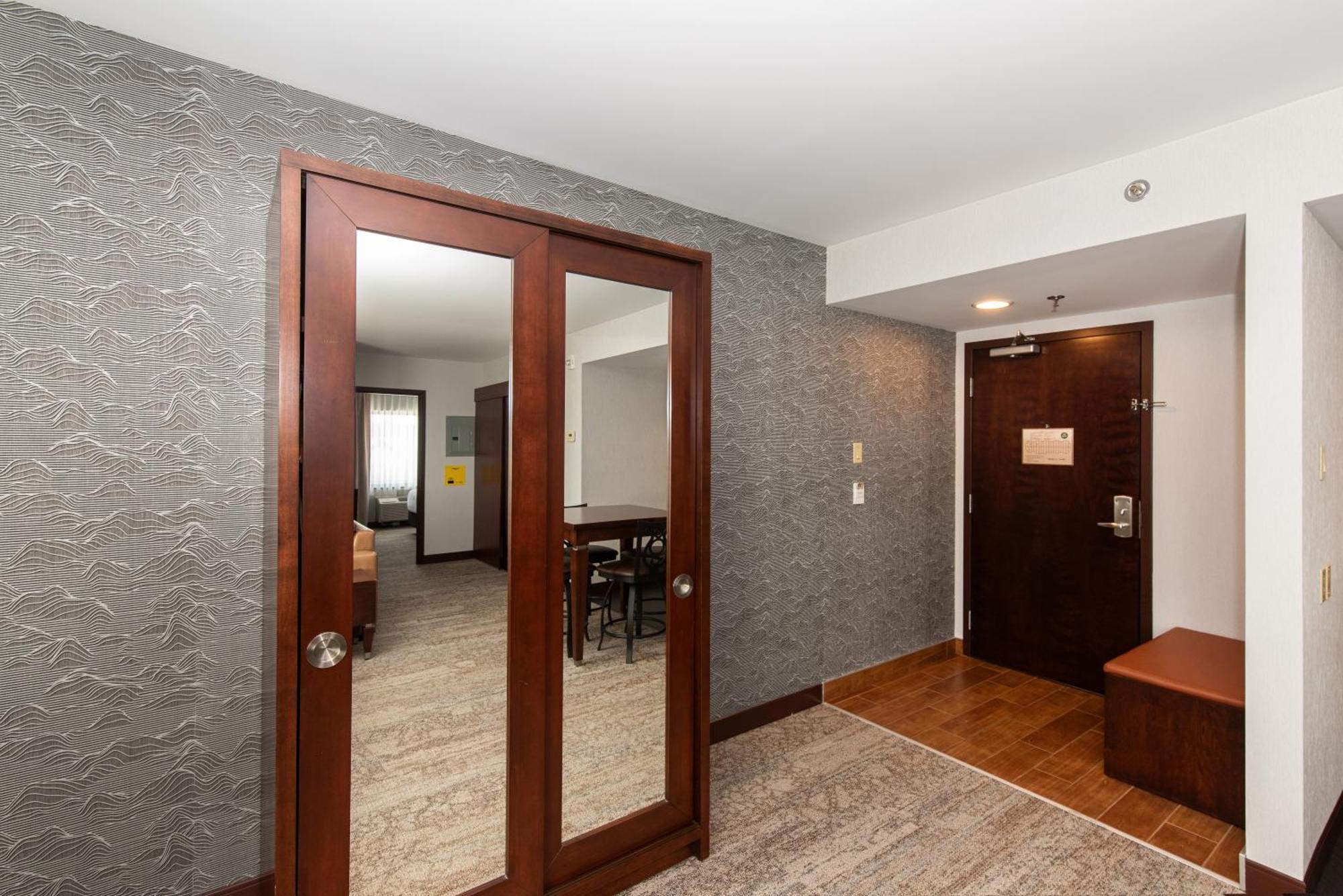 Quality Inn & Suites Val-d'Or Esterno foto