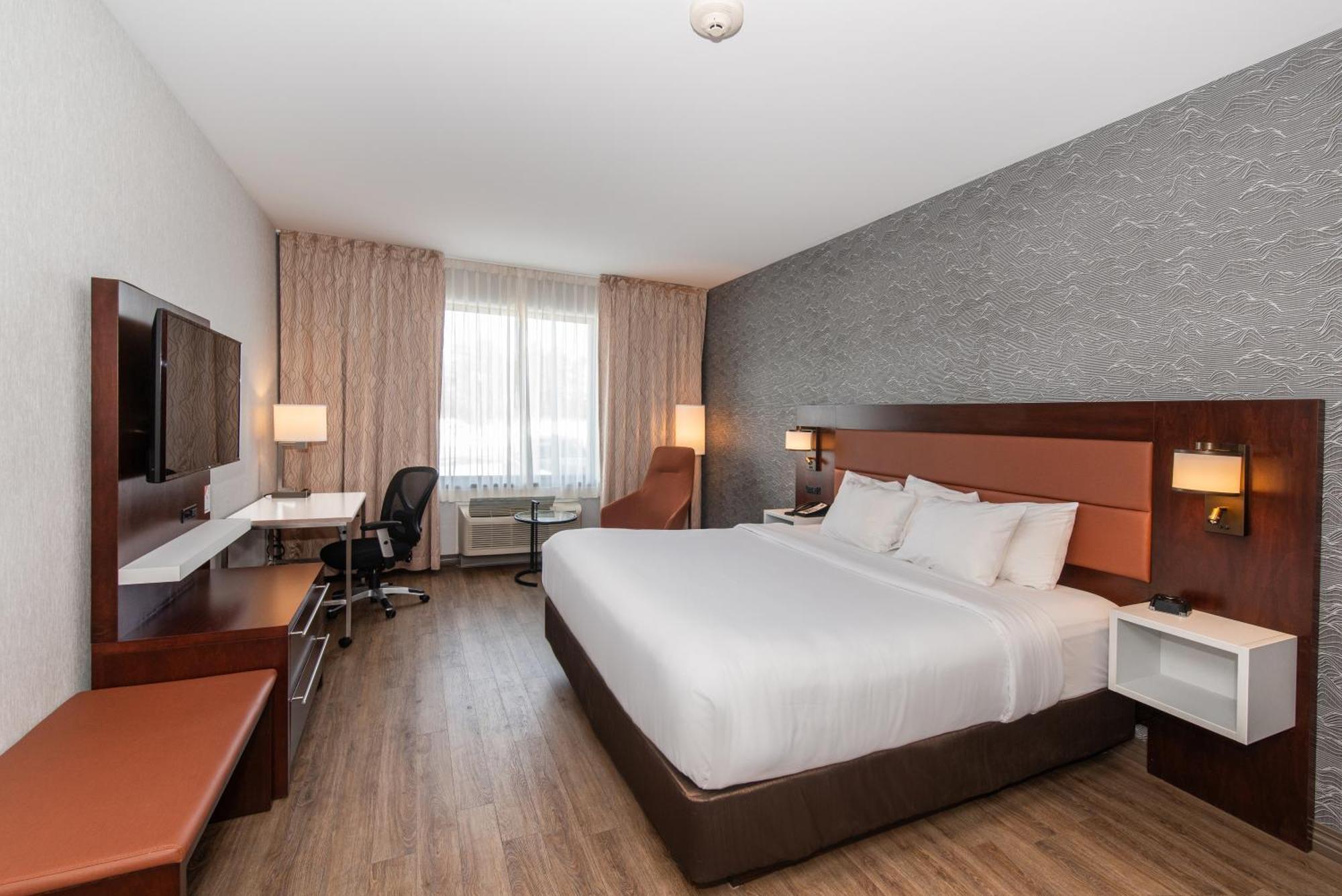 Quality Inn & Suites Val-d'Or Esterno foto