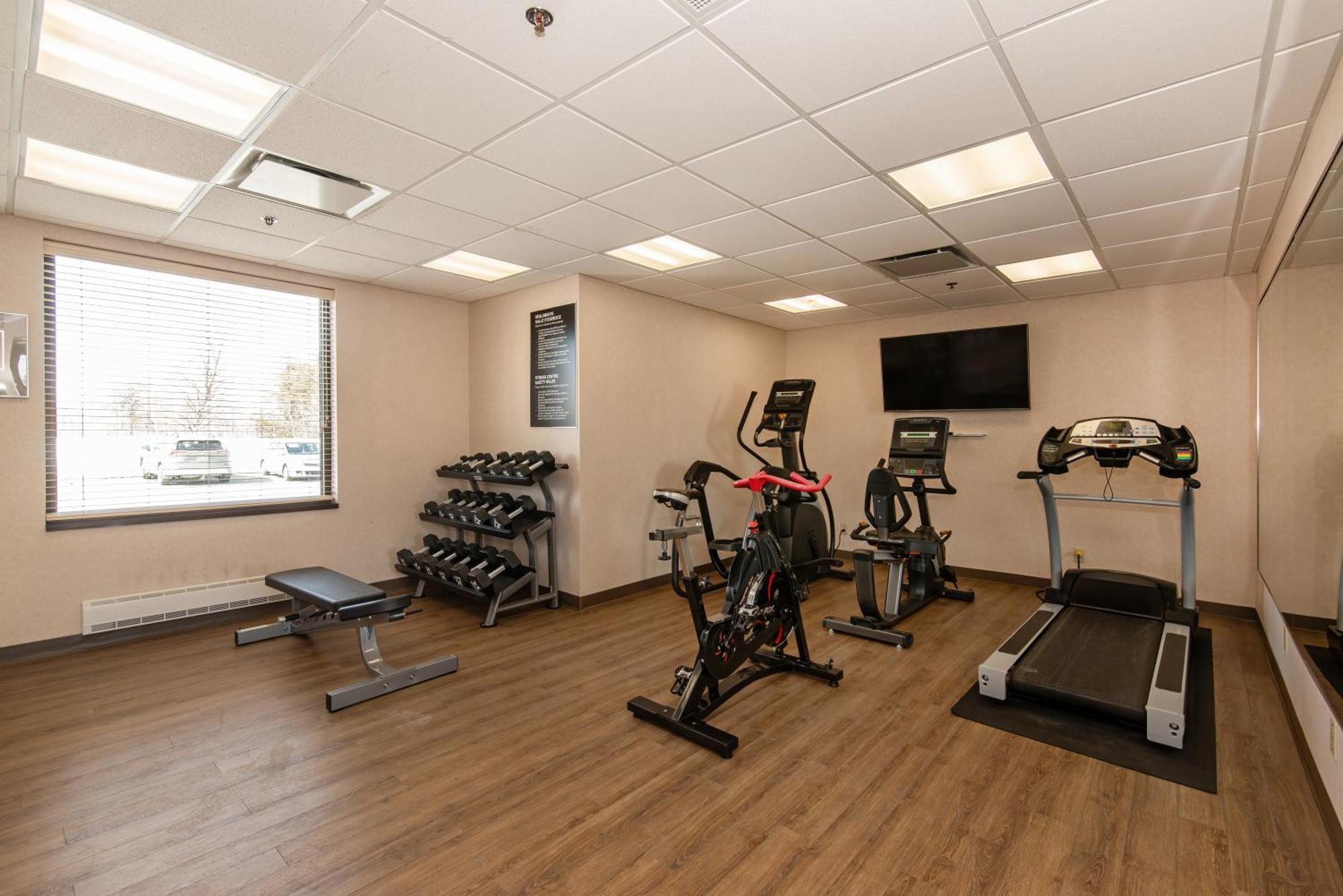 Quality Inn & Suites Val-d'Or Esterno foto