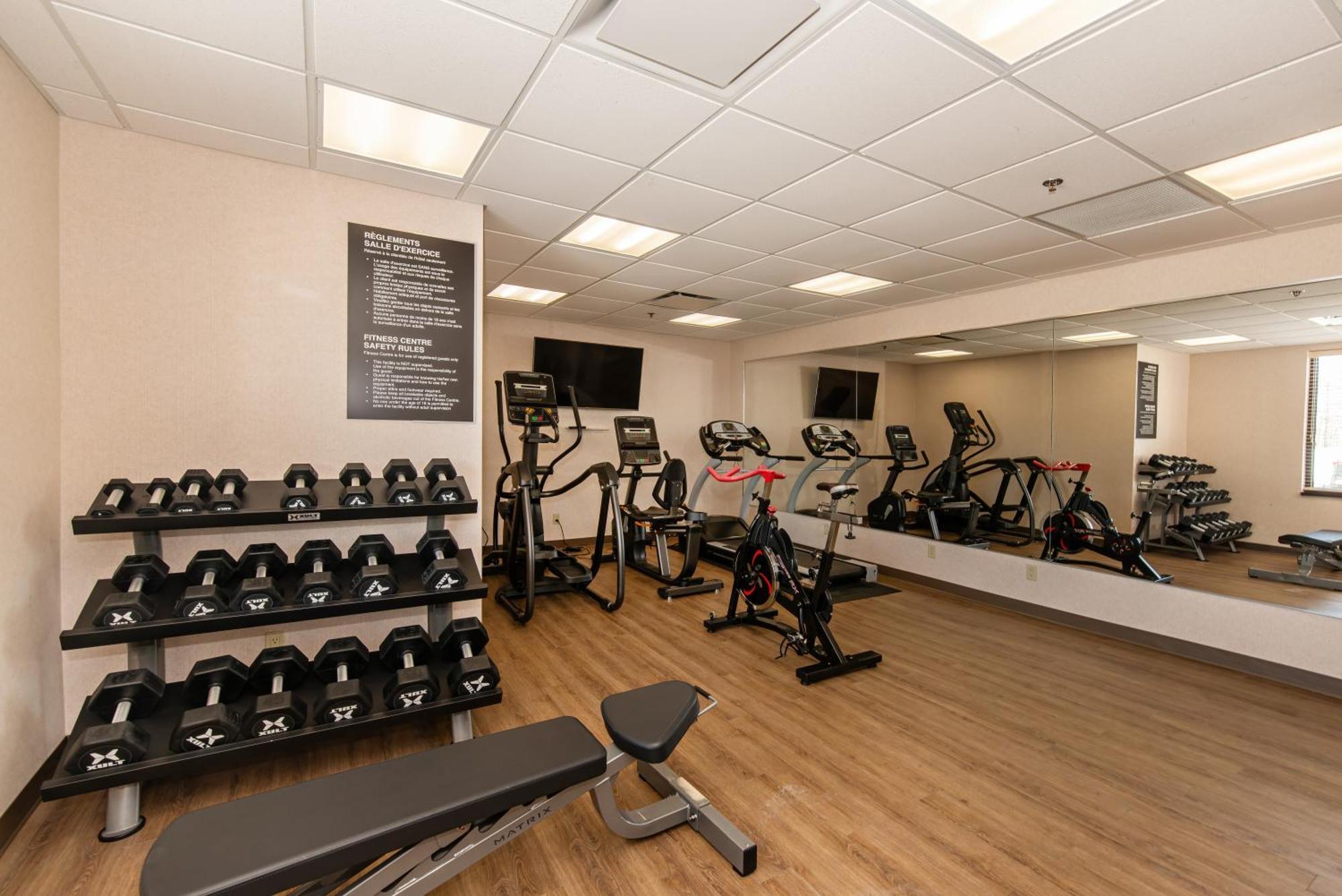 Quality Inn & Suites Val-d'Or Esterno foto