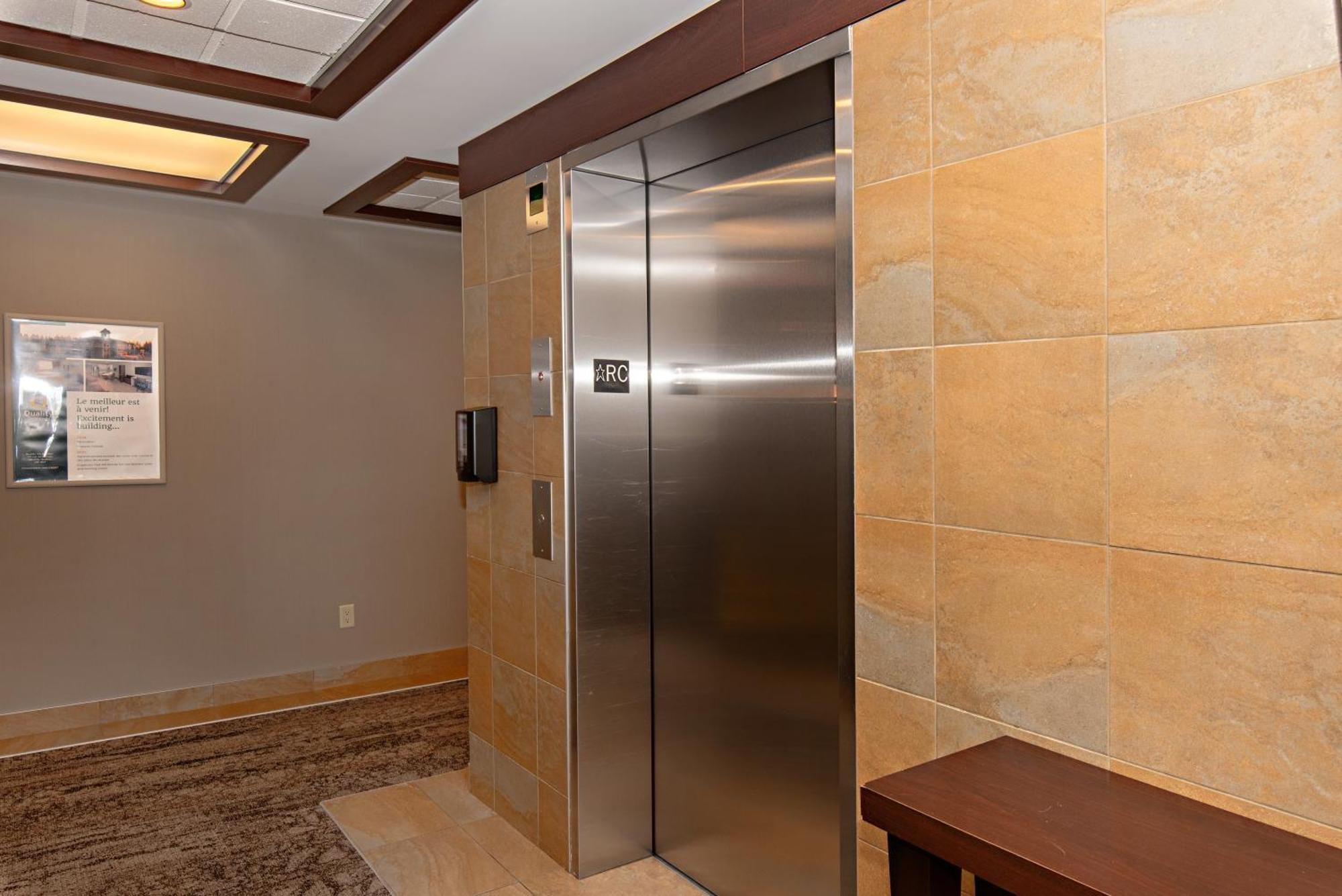 Quality Inn & Suites Val-d'Or Esterno foto