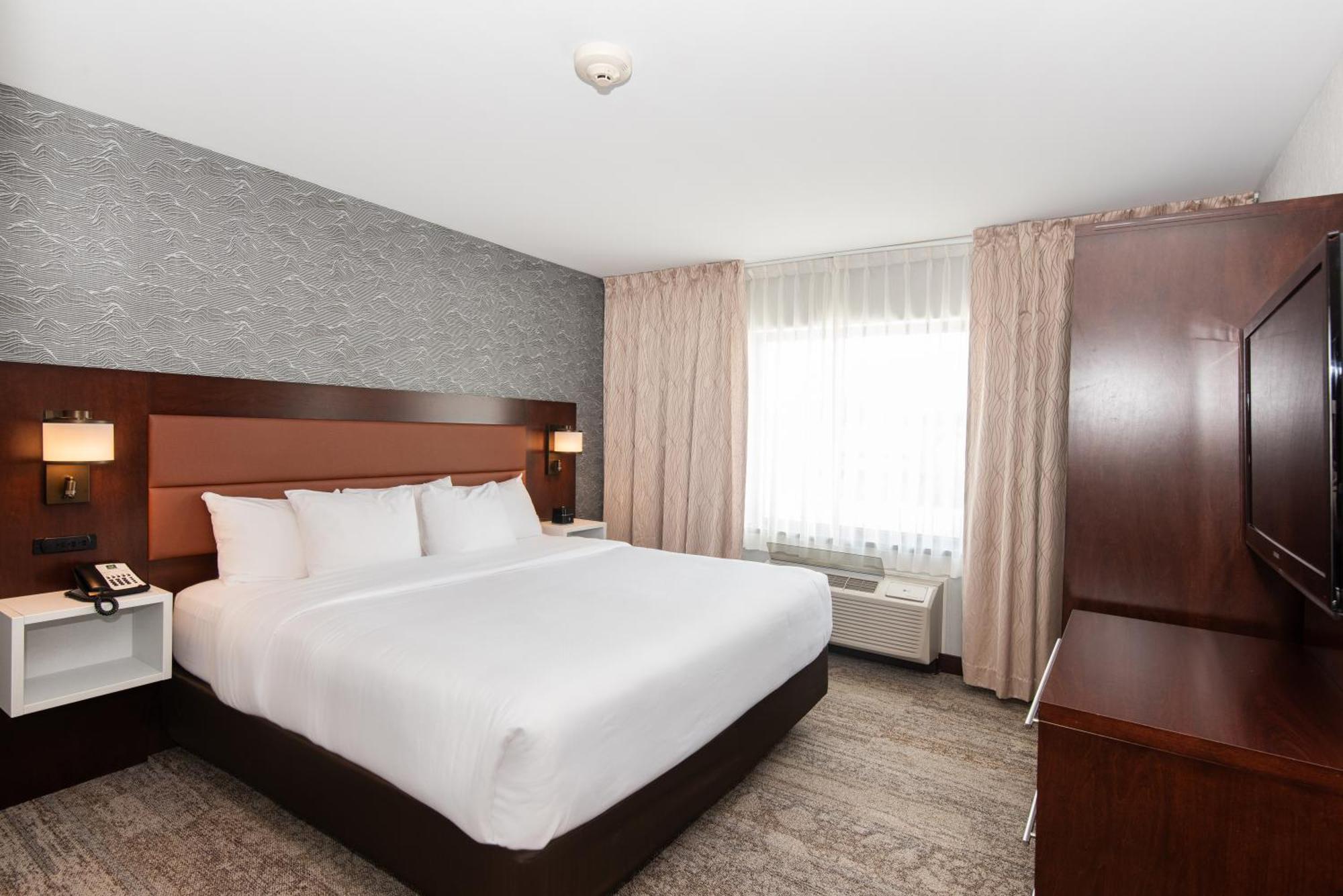 Quality Inn & Suites Val-d'Or Esterno foto