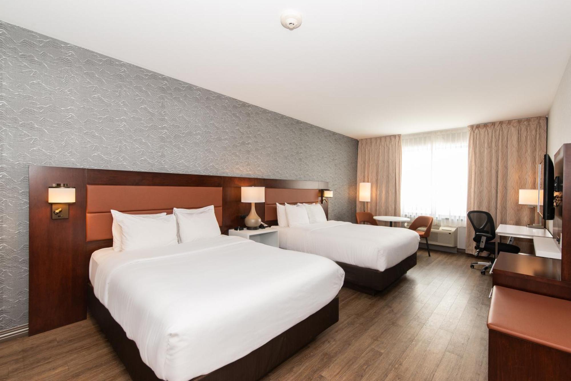 Quality Inn & Suites Val-d'Or Esterno foto