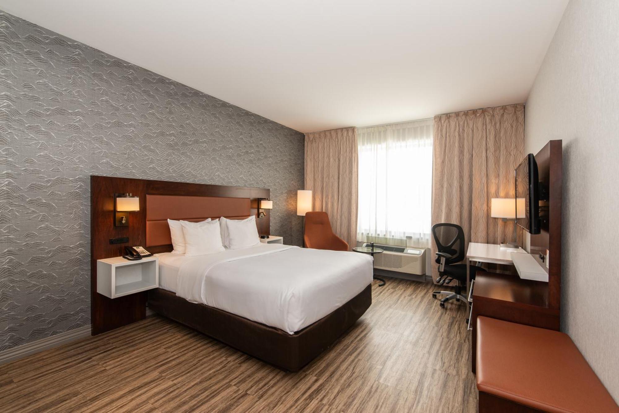 Quality Inn & Suites Val-d'Or Esterno foto