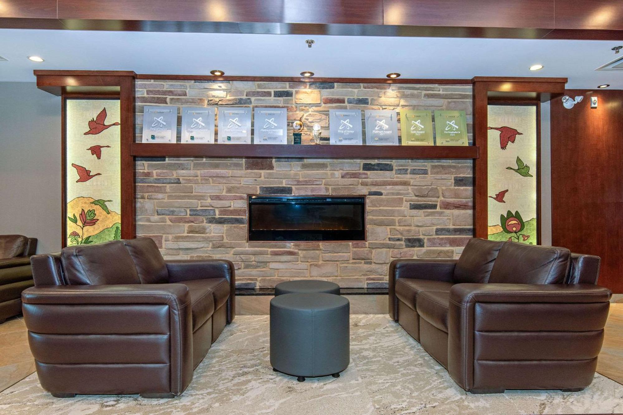 Quality Inn & Suites Val-d'Or Esterno foto