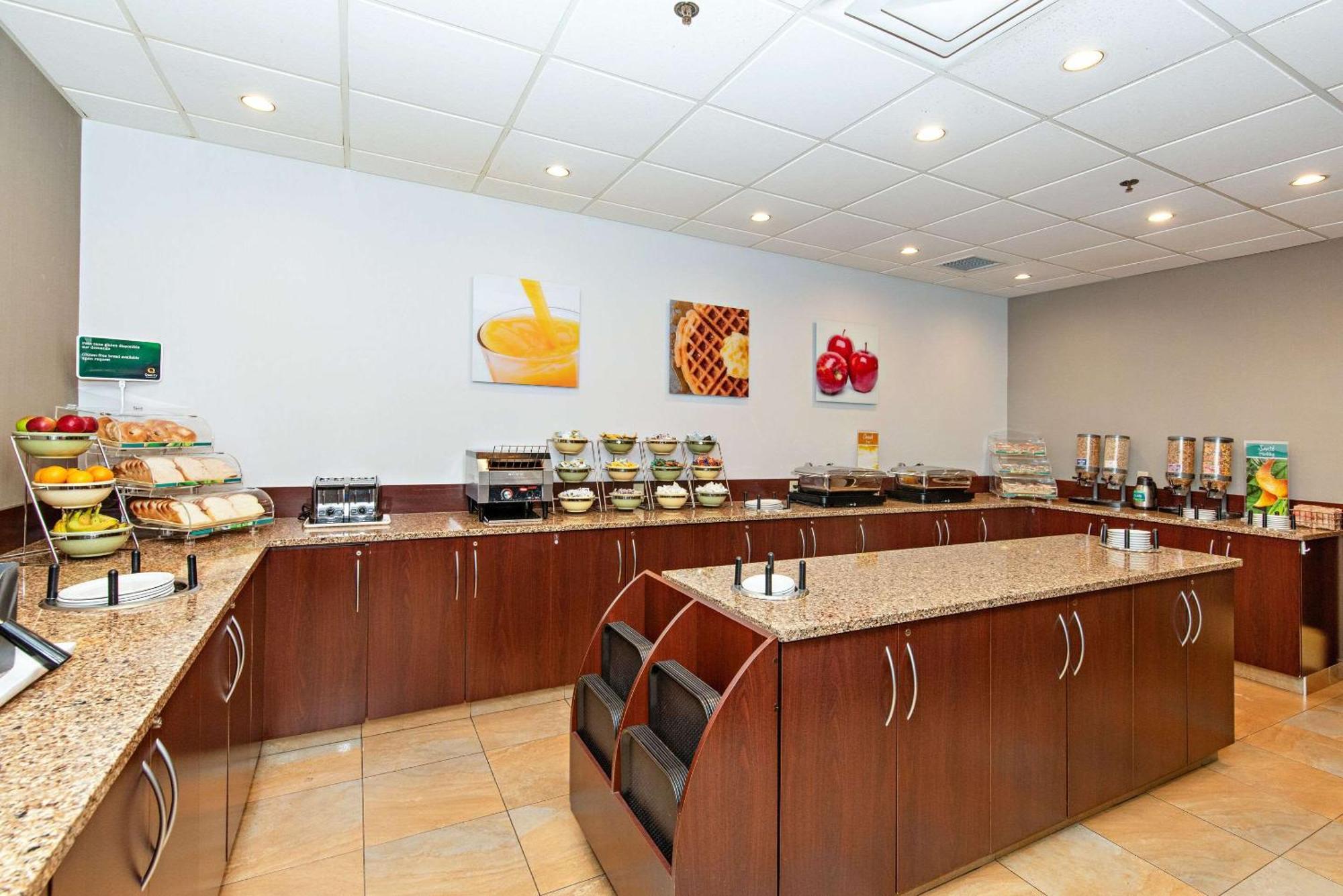Quality Inn & Suites Val-d'Or Esterno foto