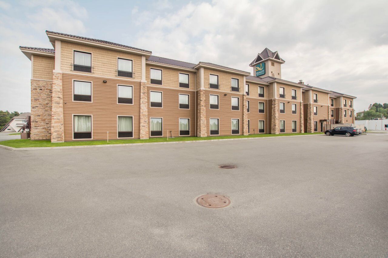 Quality Inn & Suites Val-d'Or Esterno foto